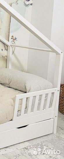 Кровать домик с крышей и трубой в белом цвете