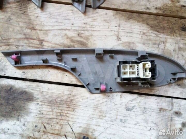 Кнопка стеклоподъемника Toyota Corolla 150