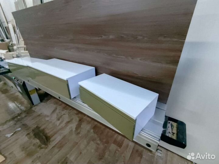 Тумбы прикроватные и столик навесные