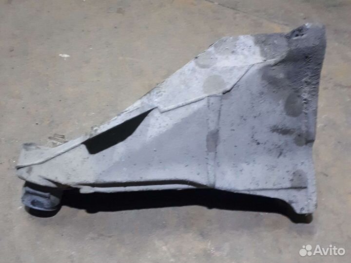 Правый кронштейн двигателя ауди 80 б4