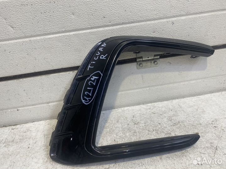 Volksawagen Tiguan c 2020 - Накладка бампера права