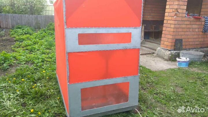 Домик для зимней рыбалки на лыжах