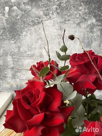Корзина с красными розами