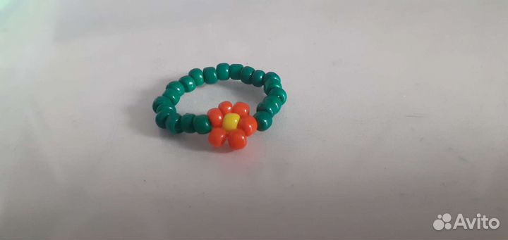 Кольцо из бисера с цветочком