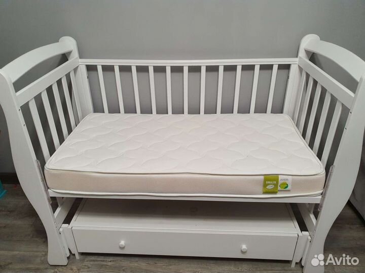 Детская кроватка с маятником и матрасом