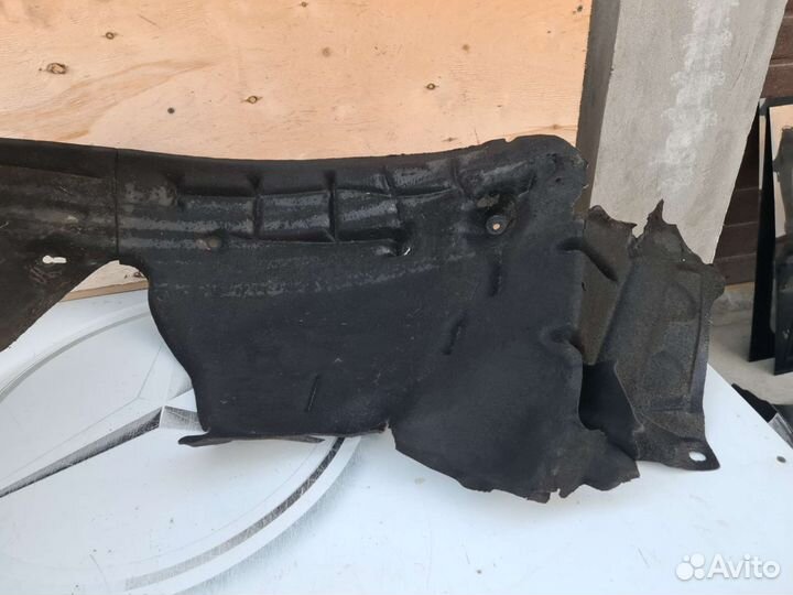 Передний левый подкрыльник Mercedes W222