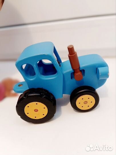 Синий трактор деревянный