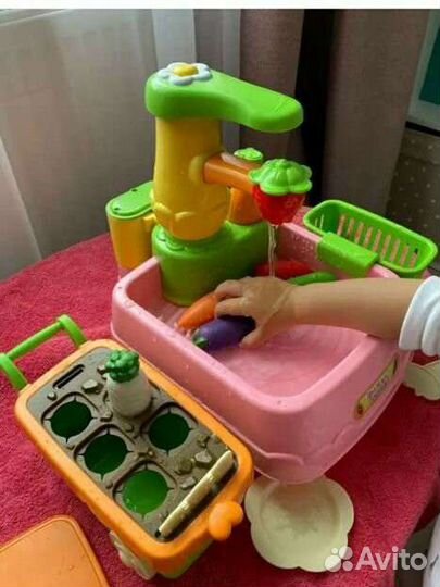 Игрушечная мойка с овощами