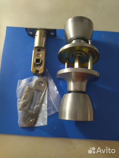 Дверная ручка с замком