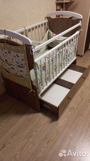 Детская кроватка с маятником и ящиком