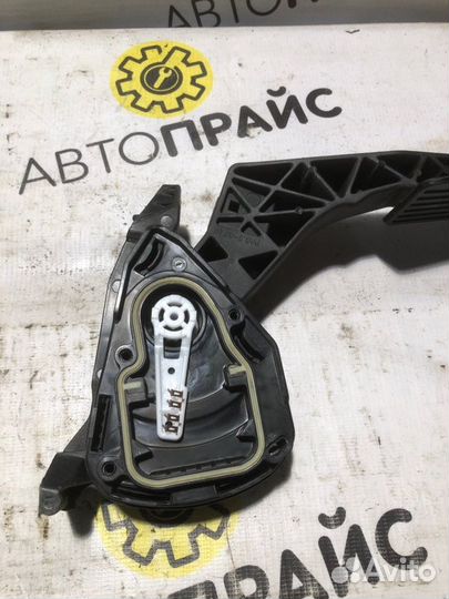 Педаль газа Chevrolet Cruze J300 F16D3 2011