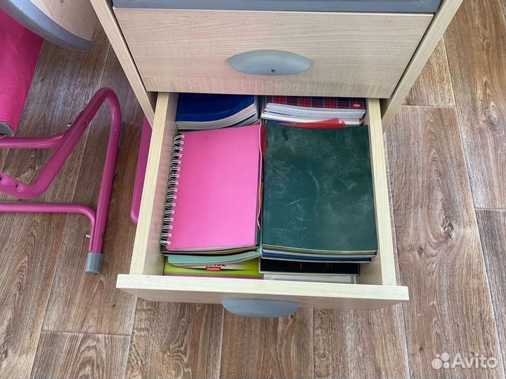 Детский письменный стол и стул