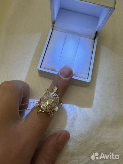 Кольцо с бриллиантом