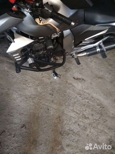 Брелок в виде кеда на боковую подножку байка