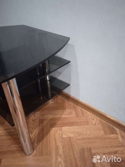 Стеклянная тумба под тв