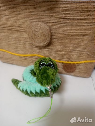 Вязанные змейки ручной работы