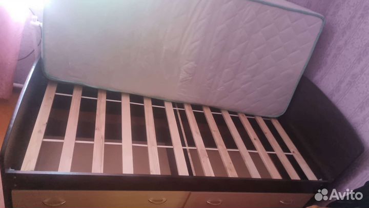 Кровать