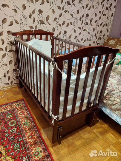 Детская кроватка с маятником и ящиком