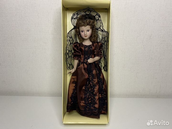 Фарфоровая кукла