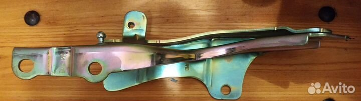 Петля капота правая Hyundai Grand Santa Fe & DM