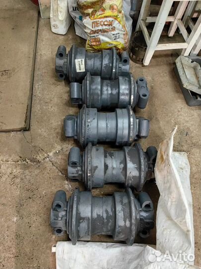 Track roller 2310108546