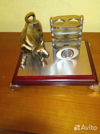 Настольный канцелярский прибор с часами