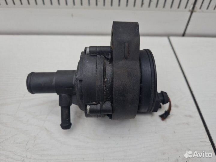 Помпа Mercedes E-Class C207 651.911 2010