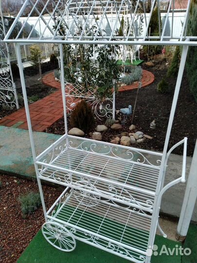 Декоративная кованная тележка, подставка для цвето