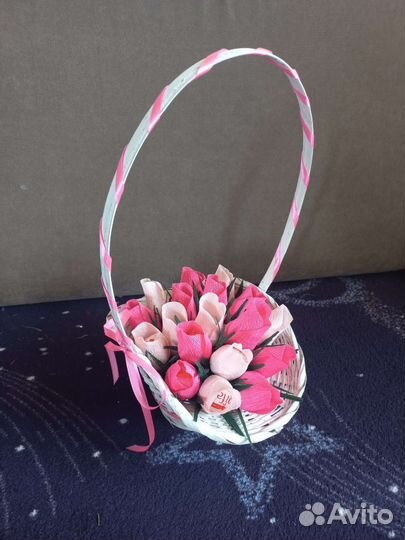 Корзина с розами из рафаэлло