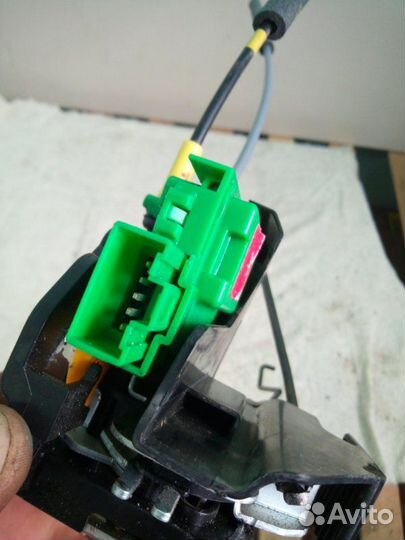 Замок двери передний левый Kia Rio 3 2011-2015