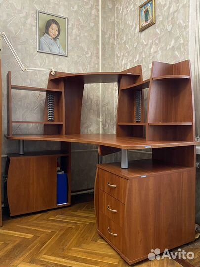 Компьютерный стол угловой с полками