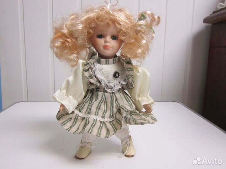 Кукла фарфоровая