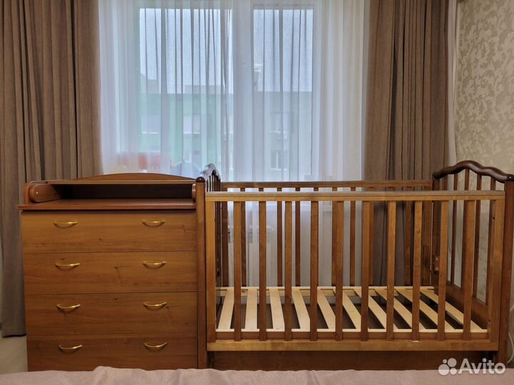 Детская кроватка и пеленальный комод