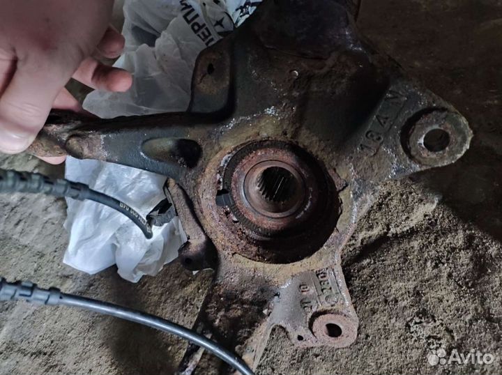 Правый поворотный кулак Renault. Grand Scenic 3