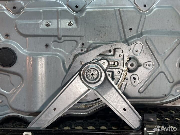 Стеклоподъемник передний левый L Volvo C30