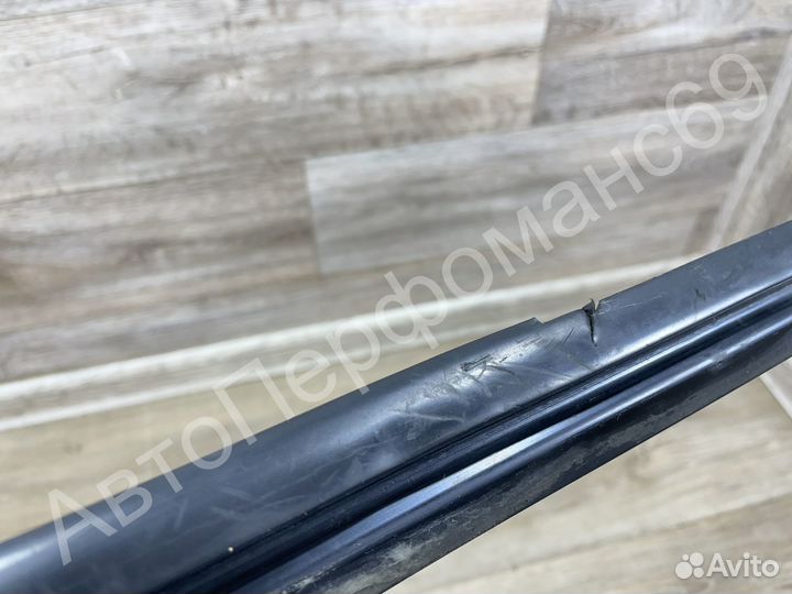 Бархотка стекла двери левая правая Golf 5