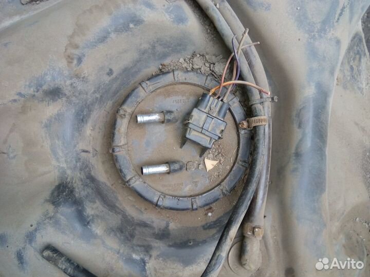 Бак топливный в сборе с насосом Passat b3