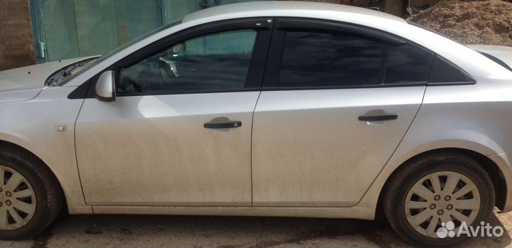 Дефлектор двери Chevrolet Cruze седан с 2009