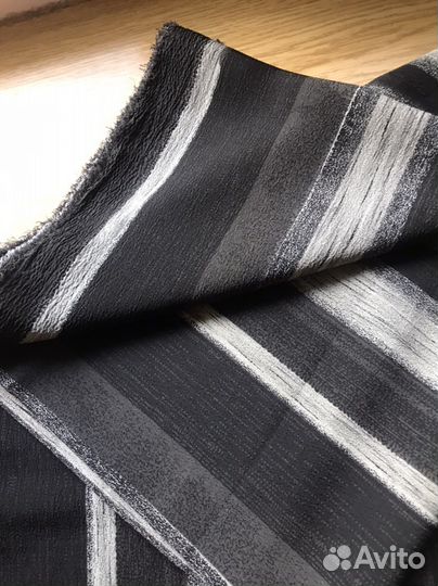 Отрез шелковистой ткани в серо-черную полоску