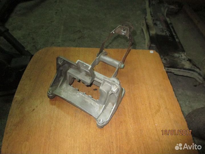 Опорный кронштейн рулевой колонки VW Passat (B6)