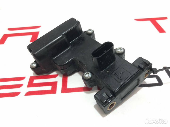 Привод открытия двери Tesla Model X 2019