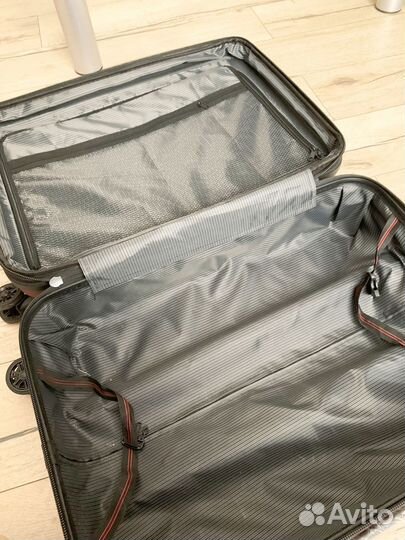 Чемодан на колесах размер m