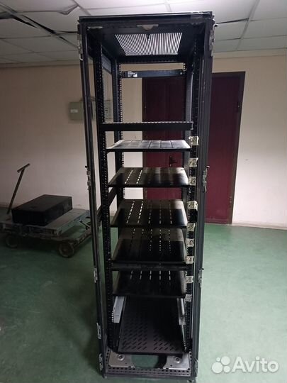 Серверная стойка с полками, на колесах