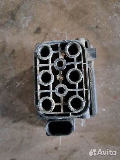 Блок клапанов пневмоподвески на Volkswagen Touareg