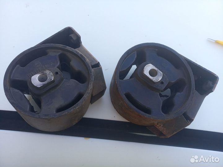 Подушка двигателя задняя правая Volkswagen