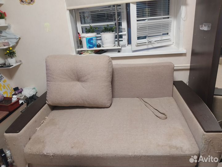 Диван с двумя подушками