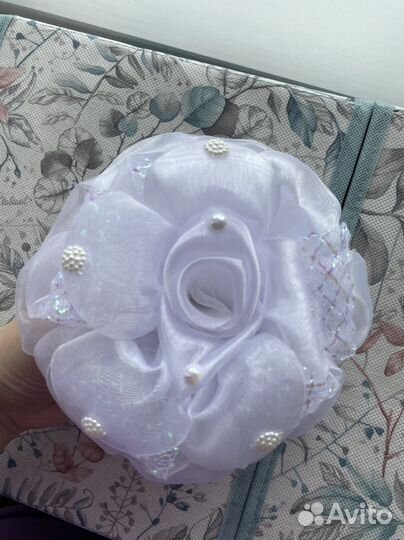 Белый праздничный бант на резинке