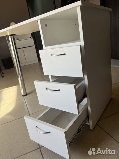 Маникюрный стол