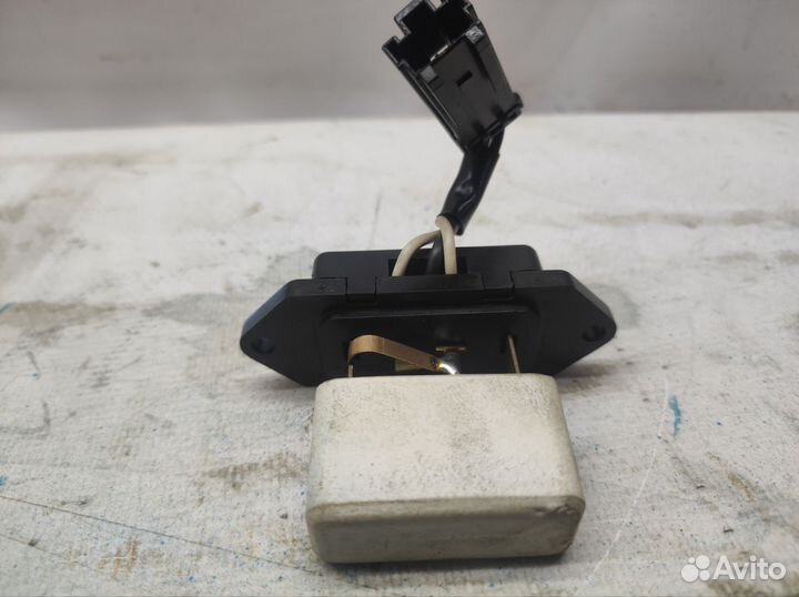 Mitsubishi Pajero 2 резистор отопителя задний