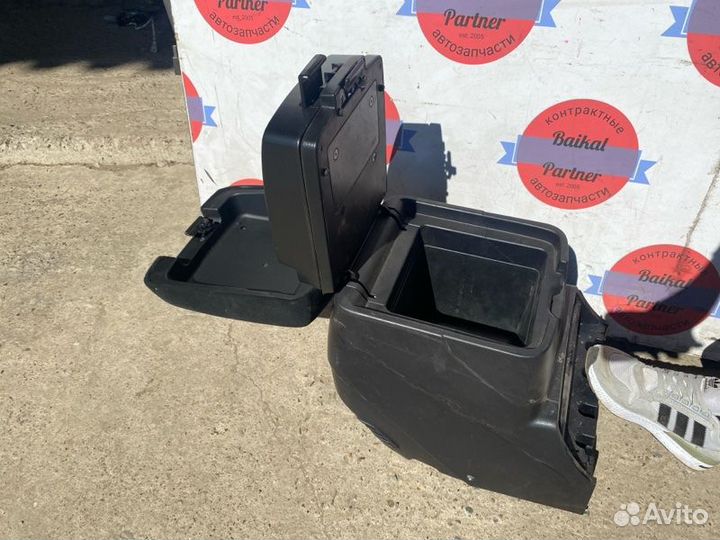 Подлокотник Mitsubishi Pajero V93W 6G72 2007